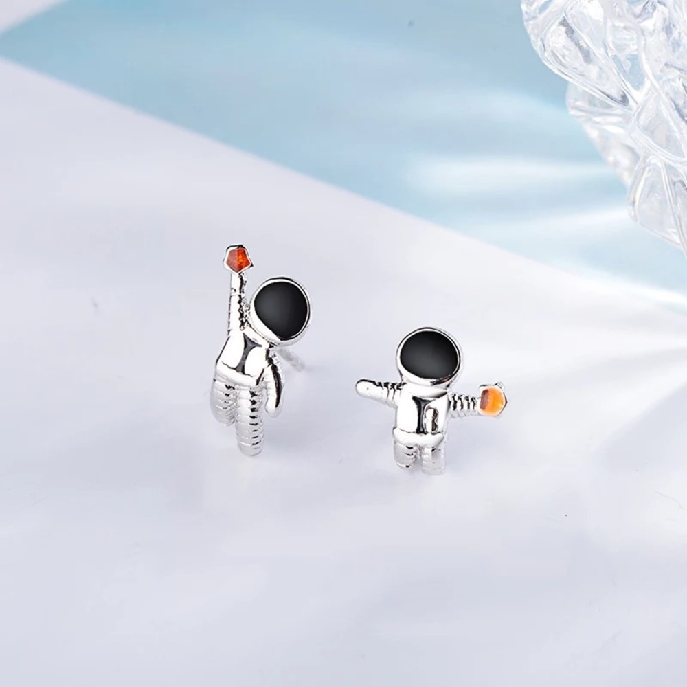 ASTRONAUT ASYMMETRIC EARRINGS - Picture 3 of 10